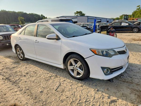 2014 TOYOTA CAMRY — Passenger 3/4