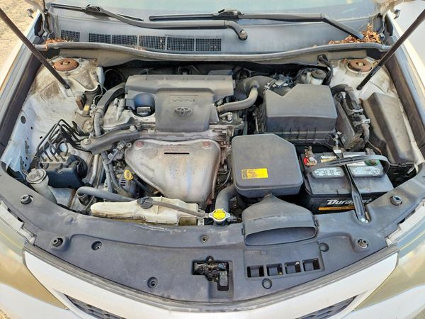2014 TOYOTA CAMRY — Engine bay