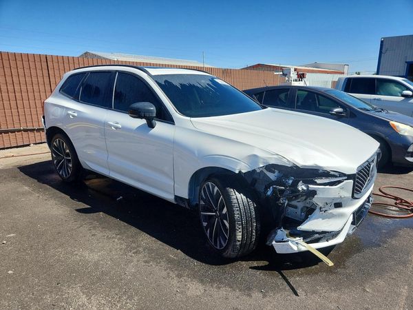 2026 VOLVO XC60 Ultra Dark — Passenger 3/4