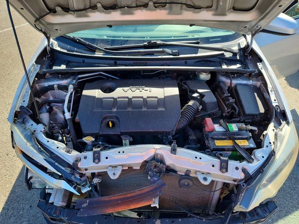 2014 TOYOTA COROLLA — Engine bay
