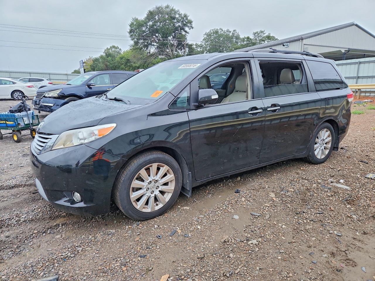 2013 TOYOTA SIENNA — Front 3/4