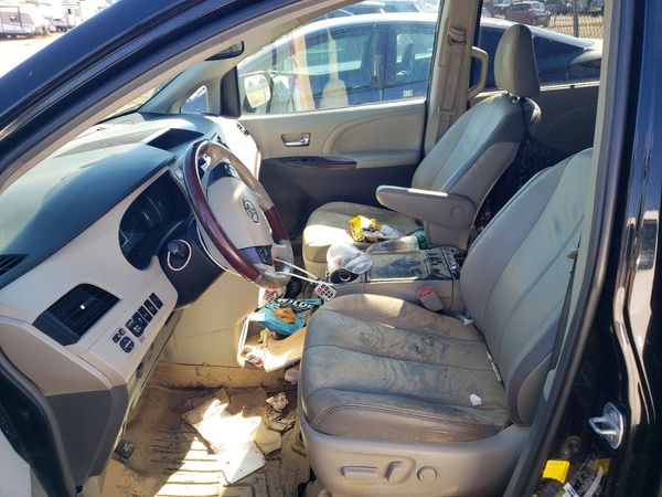 2013 TOYOTA SIENNA — DENT