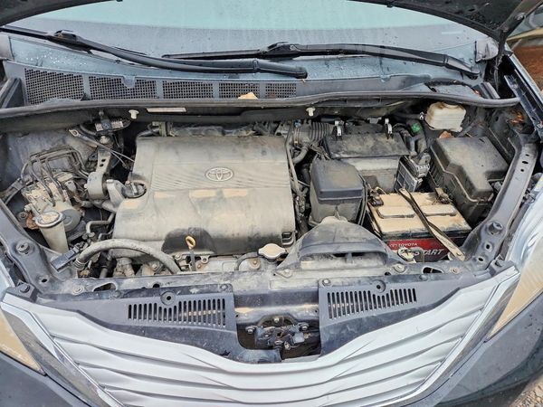2013 TOYOTA SIENNA — Engine bay