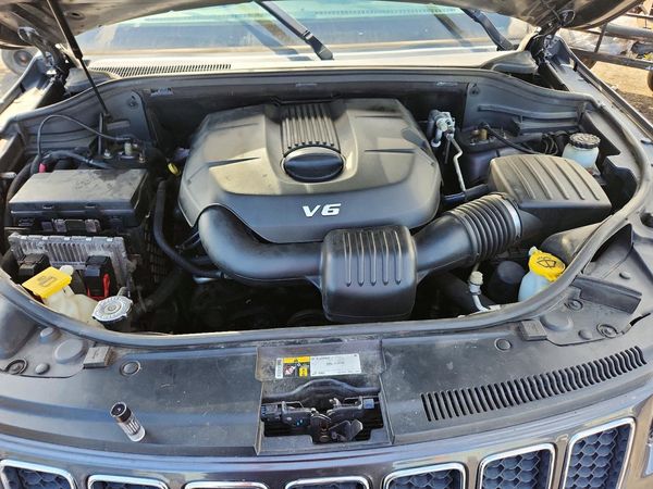 2015 JEEP CHEROKEE Overland — Engine bay