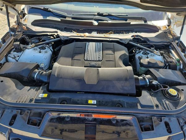 2016 LAND ROVER RANGEROVER — Engine bay