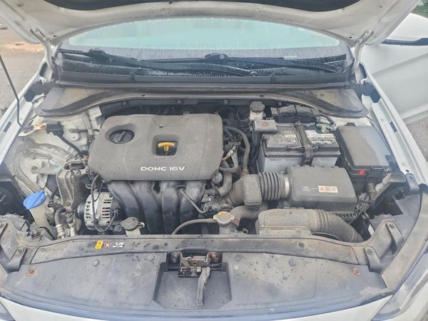 2017 HYUNDAI ELANTRA — Engine bay