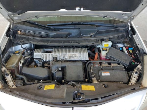 2014 TOYOTA PRIUS V TW — Engine bay