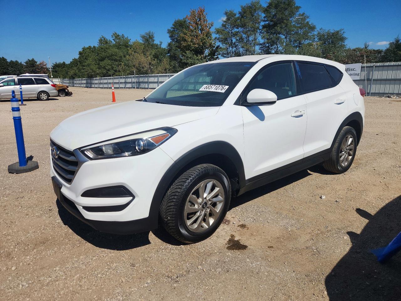 2017 HYUNDAI TUCSON SE (no options) — Front 3/4