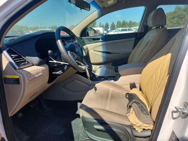 2017 HYUNDAI TUCSON SE (no options) — DENT