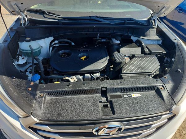 2017 HYUNDAI TUCSON SE (no options) — Engine bay
