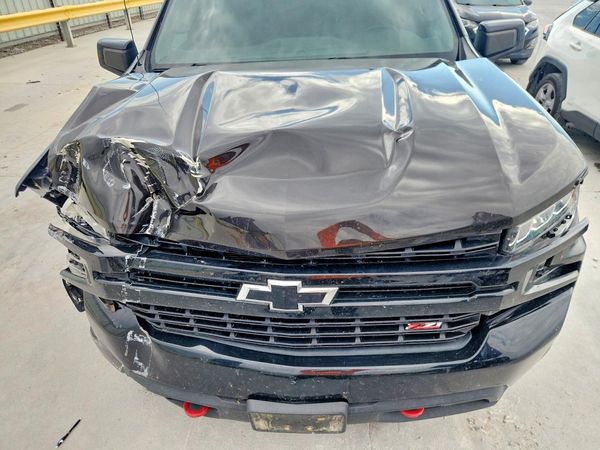 2020 CHEVROLET SILVERADO Trail Boss - LT — Engine bay