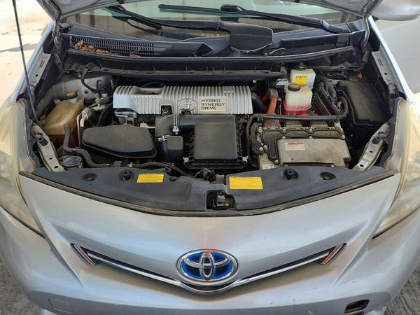 2012 TOYOTA PRIUS — Engine bay