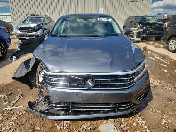 2019 VOLKSWAGEN PASSAT SE R-Line