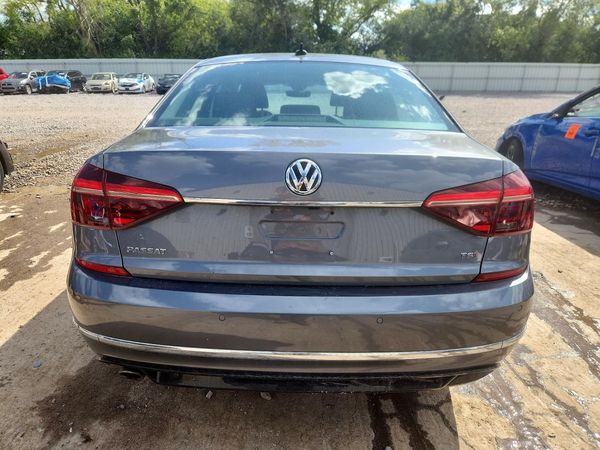 2019 VOLKSWAGEN PASSAT SE R-Line
