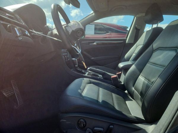 2019 VOLKSWAGEN PASSAT SE R-Line