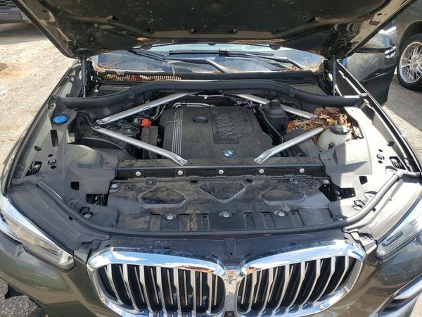 2021 BMW X5 sDrive40i — Engine bay