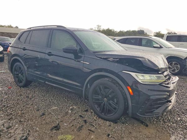 2022 VOLKSWAGEN TIGUAN SE R-Line Black — Passenger 3/4