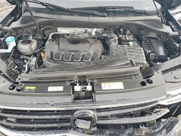 2022 VOLKSWAGEN TIGUAN SE R-Line Black — Engine bay