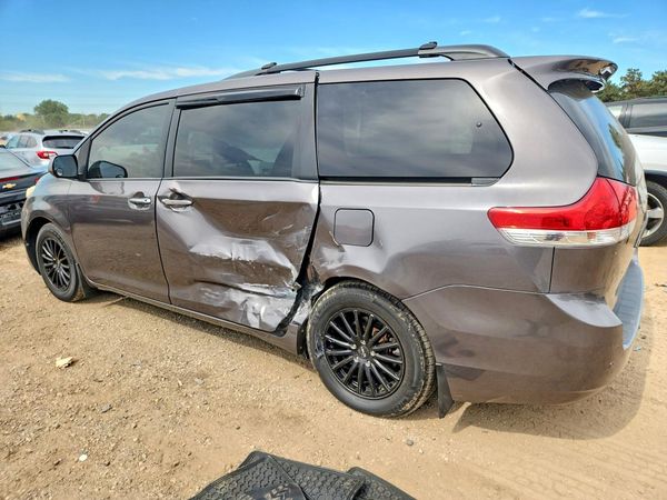 2012 TOYOTA SIENNA