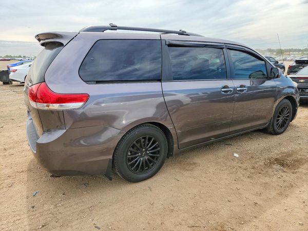 2012 TOYOTA SIENNA
