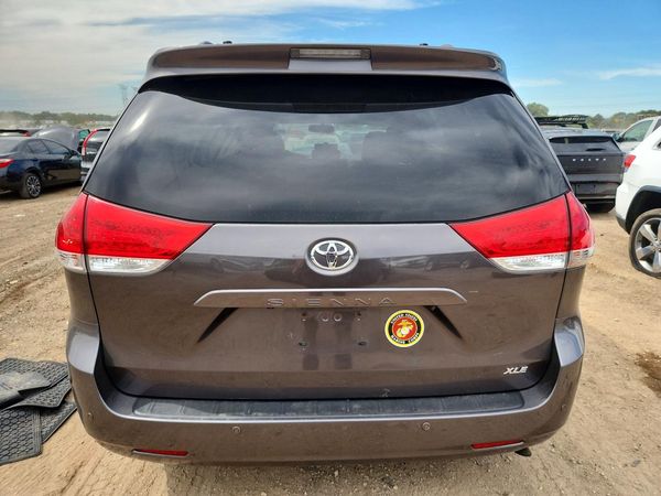 2012 TOYOTA SIENNA