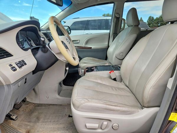 2012 TOYOTA SIENNA