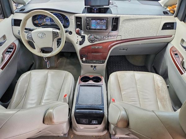 2012 TOYOTA SIENNA