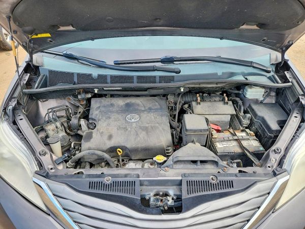 2012 TOYOTA SIENNA