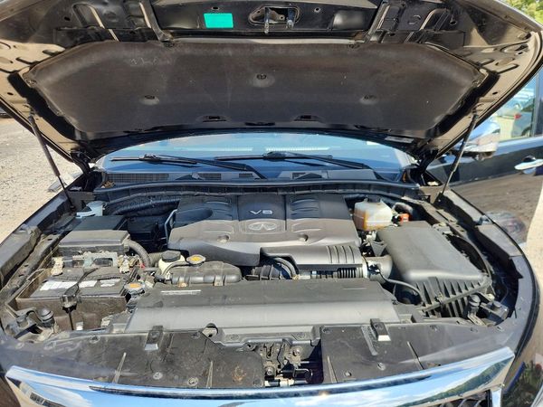 2016 INFINITI QX80 — Engine bay
