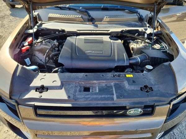 2022 LAND ROVER DEFENDER 110 S — Engine bay