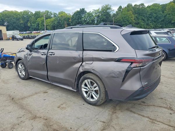 2024 TOYOTA SIENNA XLE