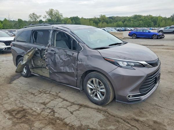 2024 TOYOTA SIENNA XLE