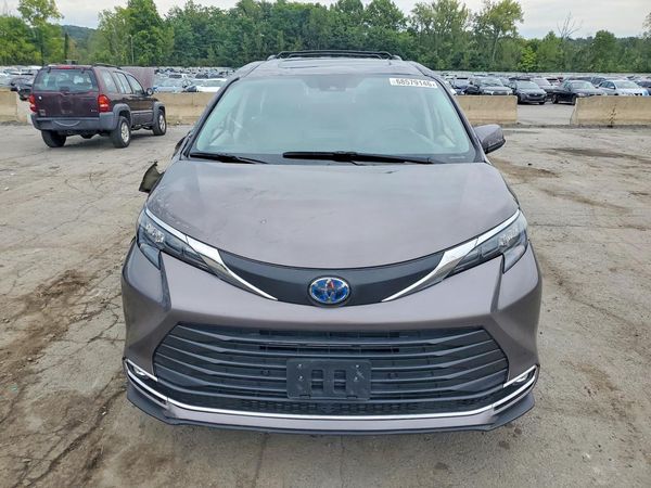 2024 TOYOTA SIENNA XLE