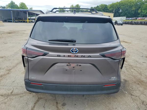2024 TOYOTA SIENNA XLE