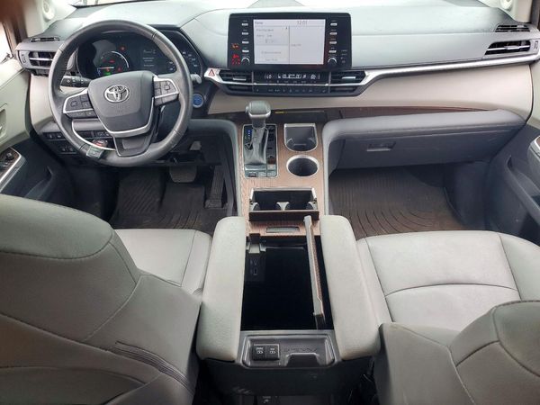 2024 TOYOTA SIENNA XLE