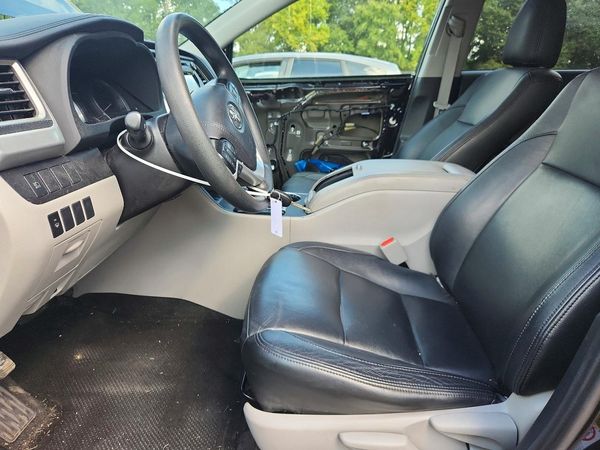 2019 TOYOTA HIGHLANDER LE/LE Plus