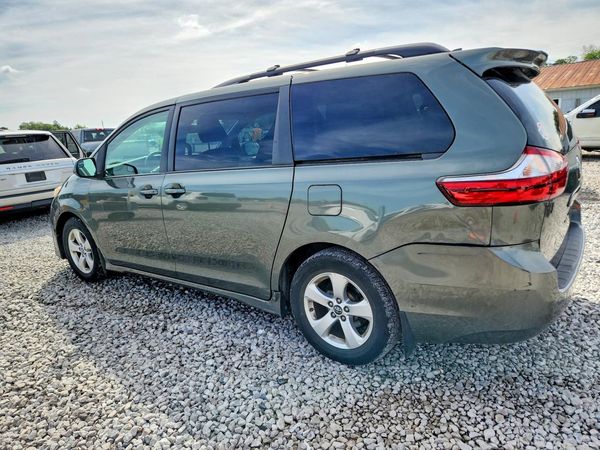 2018 TOYOTA SIENNA LE