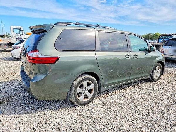 2018 TOYOTA SIENNA LE