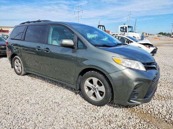 2018 TOYOTA SIENNA LE