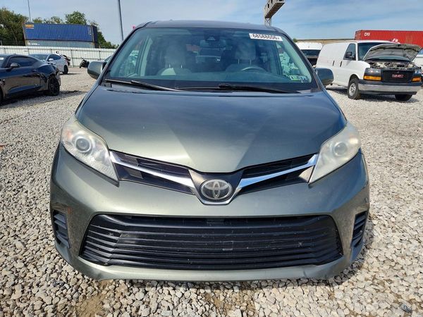 2018 TOYOTA SIENNA LE