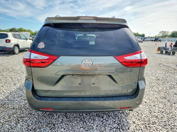 2018 TOYOTA SIENNA LE