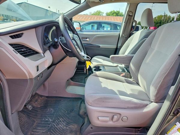 2018 TOYOTA SIENNA LE