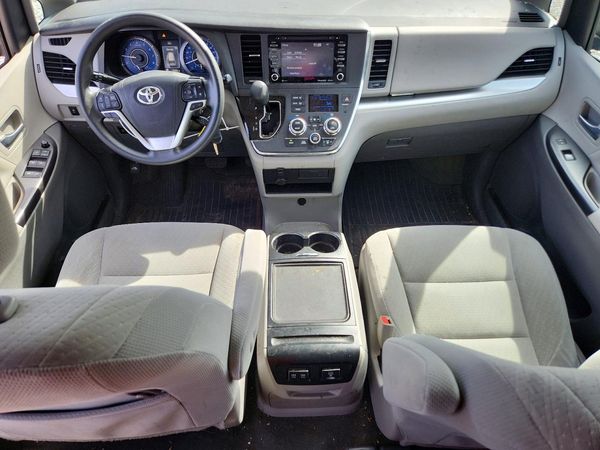 2018 TOYOTA SIENNA LE