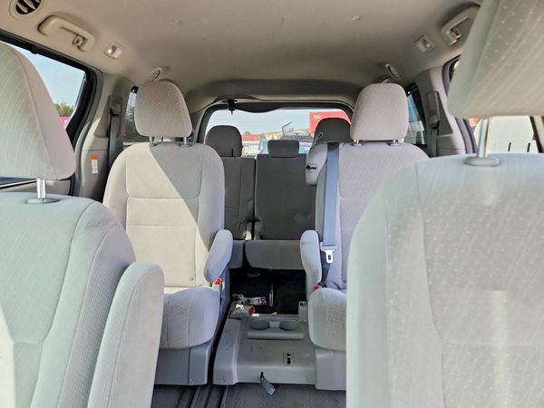 2018 TOYOTA SIENNA LE