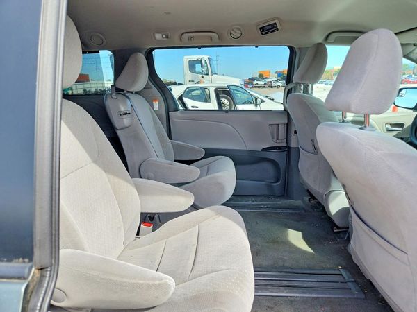 2018 TOYOTA SIENNA LE