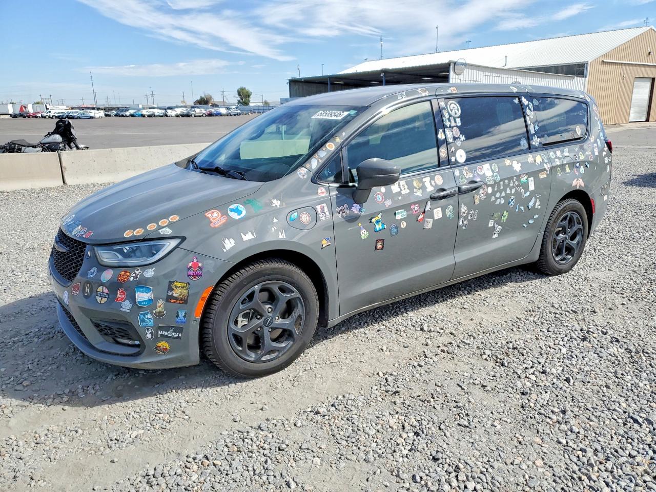2022 CHRYSLER PACIFICA Touring L — Front 3/4