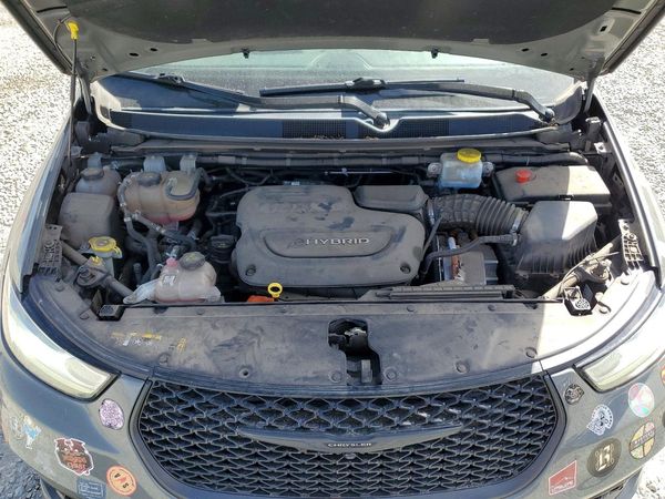 2022 CHRYSLER PACIFICA Touring L — Engine bay