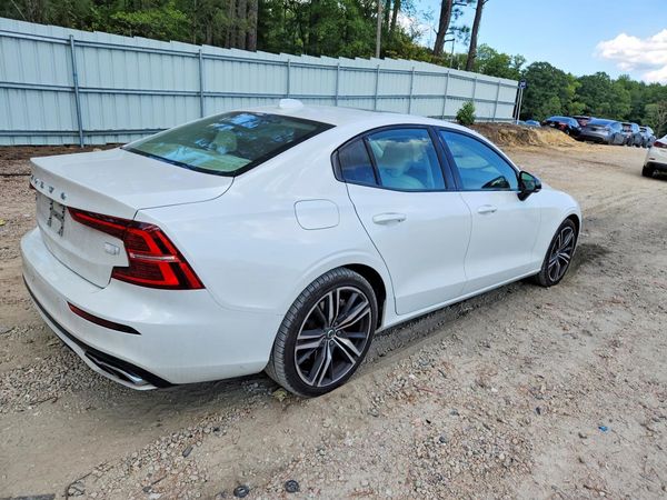 2021 VOLVO S60 R-design (Momentum)