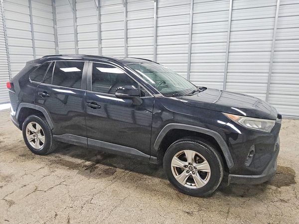 2021 TOYOTA RAV4 XLE — Passenger 3/4