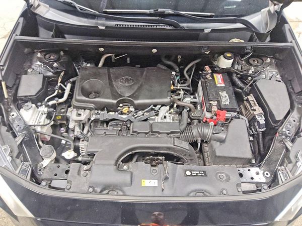 2021 TOYOTA RAV4 XLE — Engine bay
